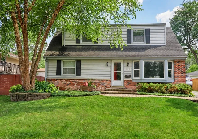 Photo 1 of Single family home for sale at 348 Cherrywood Rd, Buffalo Grove, IL 60089 | MLS# 12768678 | Listing updated on 2026-10-01