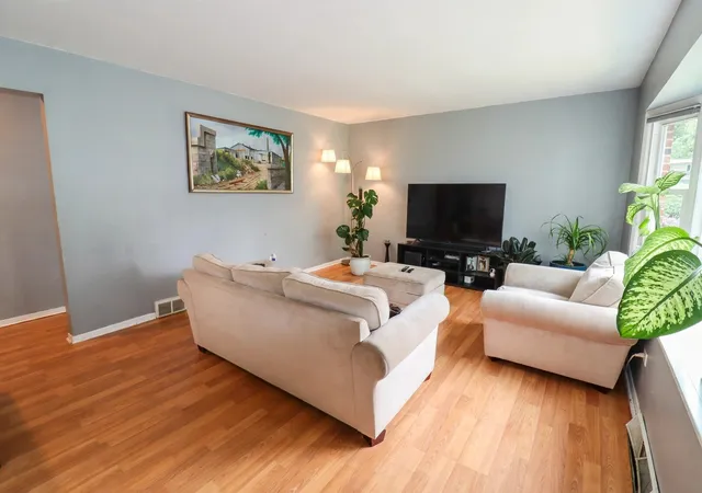 Photo 4 of Single family home for sale at 348 Cherrywood Rd, Buffalo Grove, IL 60089 | MLS# 12768678 | Listing updated on 2026-10-01