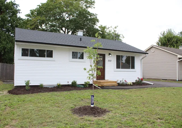 Photo 2 of Single family home for sale at 1011 Plaza Dr, Joliet, IL 60435 | MLS# 12768685 | Listing updated on 2026-09-28