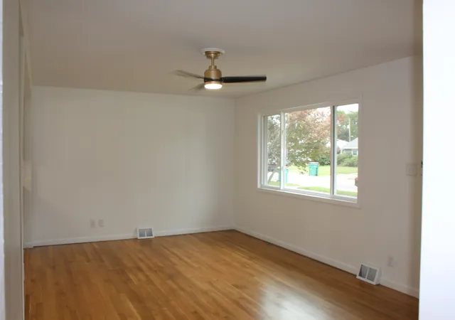 Photo 4 of Single family home for sale at 1011 Plaza Dr, Joliet, IL 60435 | MLS# 12768685 | Listing updated on 2026-09-28