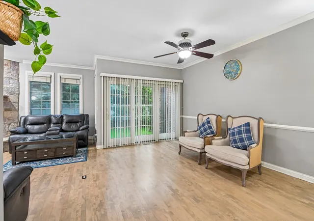 Photo 3 of Townhouse for sale at 343 Arbor Glen Blvd, Schaumburg, IL 60195 | MLS# 12768696 | Listing updated on 2026-09-30