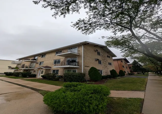 Condo for sale at 6025 W 64th Place #6, Chicago, IL 60638 | MLS# 12768705