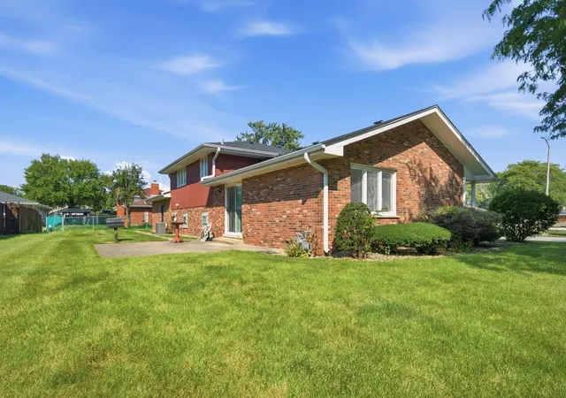 Photo 3 of Single family home for sale at 1103 E 166th Place, South Holland, IL 60473 | MLS# 12768736 | Listing updated on 2026-09-24
