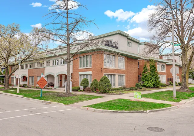 Photo 2 of Townhouse for sale at 601 South Blvd #E, Oak Park, IL 60302 | MLS# 12768742 | Listing updated on 2026-09-30