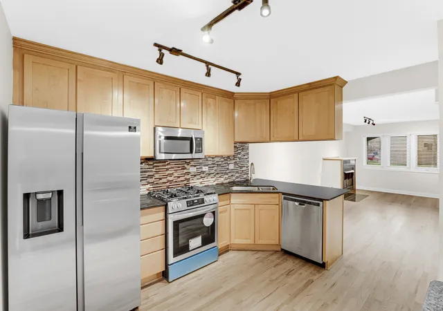 Photo 3 of Townhouse for sale at 601 South Blvd #E, Oak Park, IL 60302 | MLS# 12768742 | Listing updated on 2026-09-30