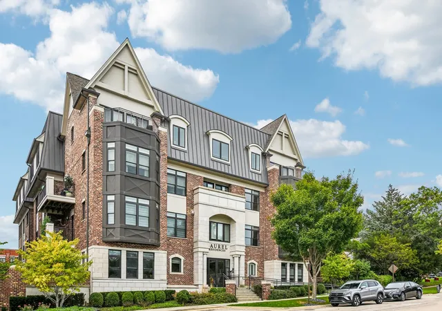 Listing Photo 1 - Condo for sale in building located at 815 Laurel Ave, Highland Park, IL 60035 - Unit #106