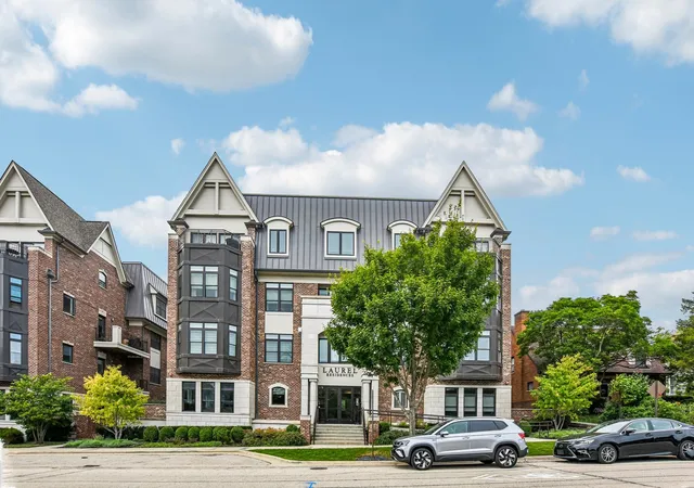 Listing Photo 2 - Condo for sale in building located at 815 Laurel Ave, Highland Park, IL 60035 - Unit #106