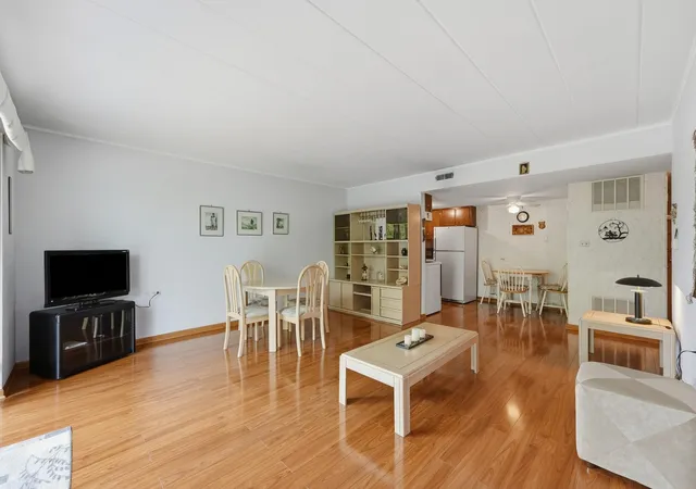 Listing Photo 3 - Condo for sale in building located at 100 Deborah Ln, Wheeling, IL 60090 - Unit #28B