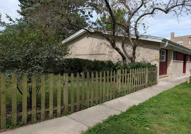 Photo 3 of Townhouse for sale at 1958 W Morse Ave #A, Chicago, IL 60626 | MLS# 12768786 | Listing updated on 2026-09-27