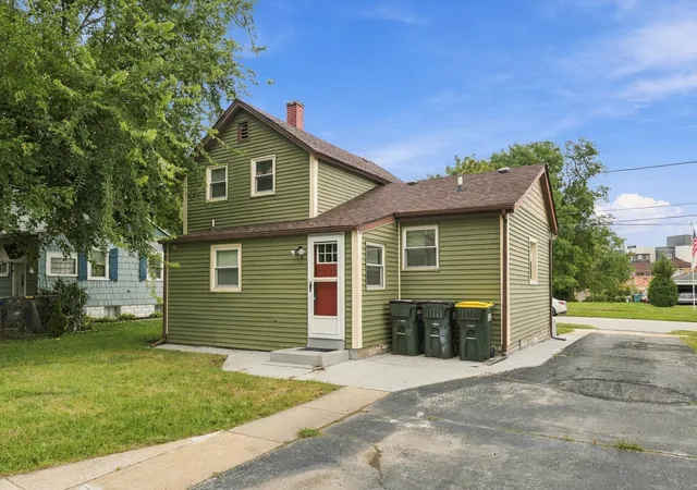 Photo 3 of Single family home for sale at 104 N Kinzie St, Thornton, IL 60476 | MLS# 12768791 | Listing updated on 2026-09-29