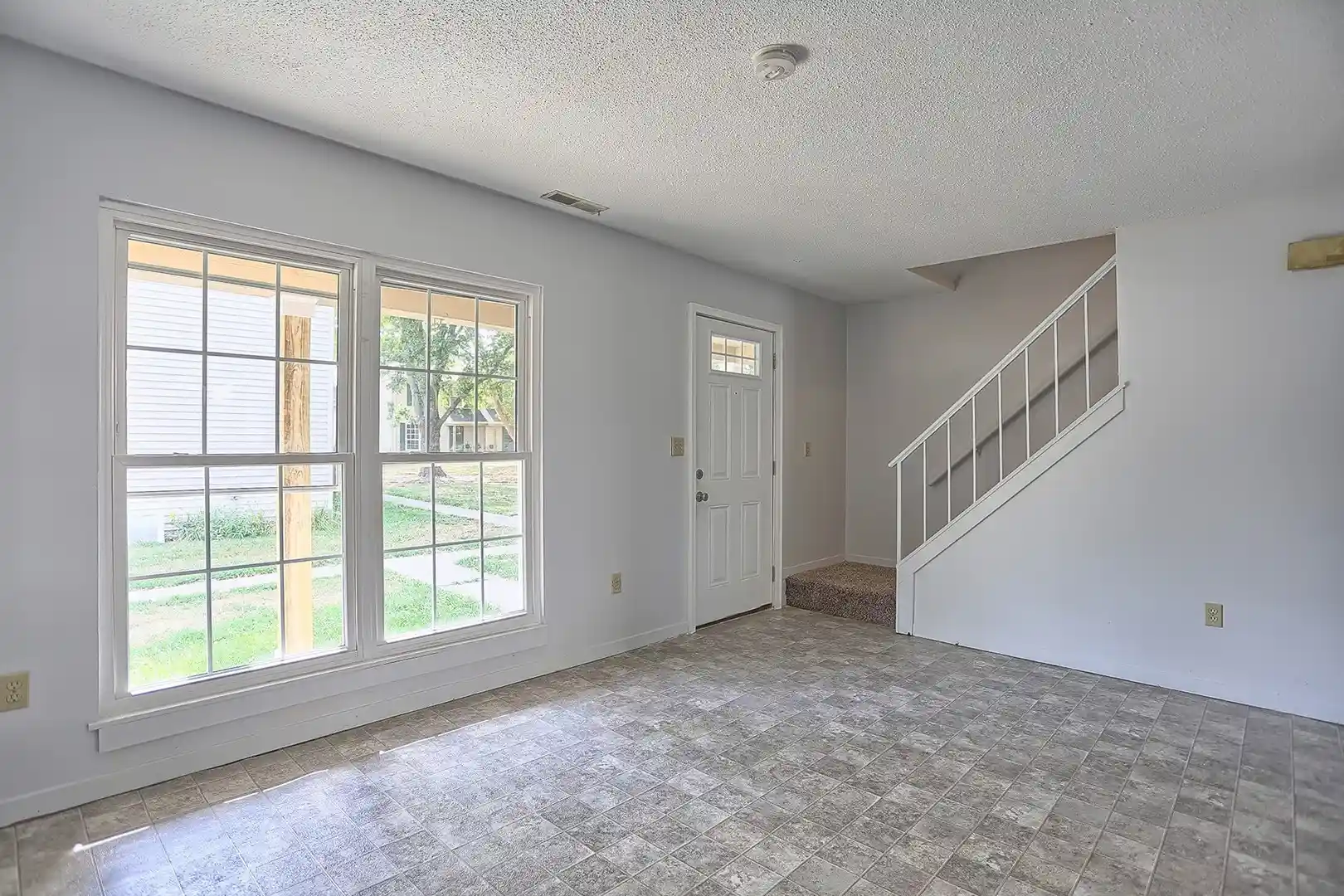 Listing Photo 2 - Condo for sale in 605 English Creek Ct located at 605 English Creek Ct, Champaign, IL 61821 - Unit 605 English Crk Ct