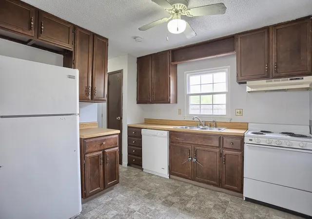 Listing Photo 4 - Condo for sale in building located at 605 English Creek Ct, Champaign, IL 61821 - Unit #A