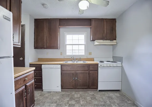 Listing Photo 5 - Condo for sale in building located at 605 English Creek Ct, Champaign, IL 61821 - Unit #A