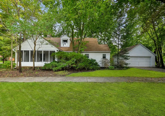 Photo 3 of Single family home for sale at 244 S Elmwood Dr, Aurora, IL 60506 | MLS# 12768830 | Listing updated on 2026-10-05