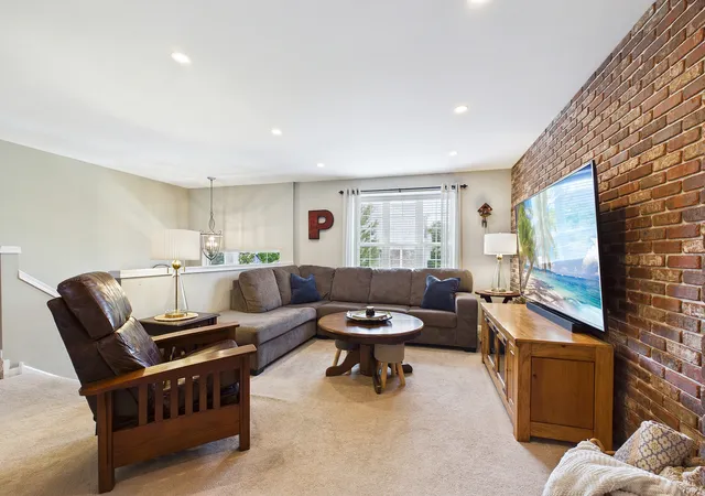 Listing Photo 4 - Condo for sale in building located at 3402 Neubauer Cir, Lindenhurst, IL 60046