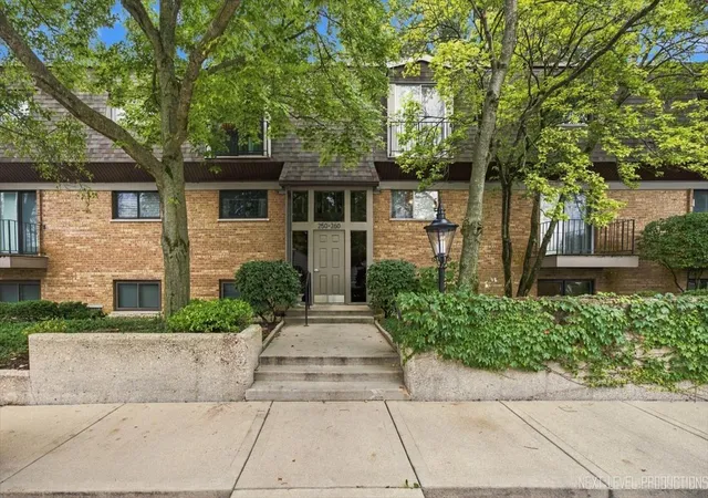 Listing Photo 1 - Condo for sale in building located at 250 Kenston Ct, Geneva, IL 60134 - Unit #250