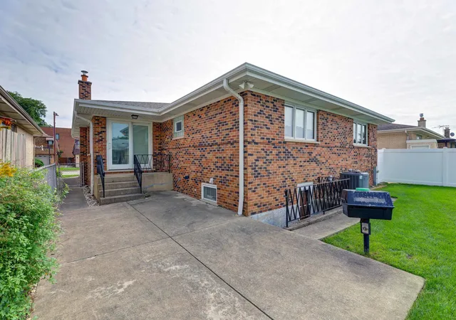 Photo 3 of Sale Pending at 4734 N Maria Ct, Chicago, IL 60656 | MLS# 12768849 | Listing updated on 2026-10-03
