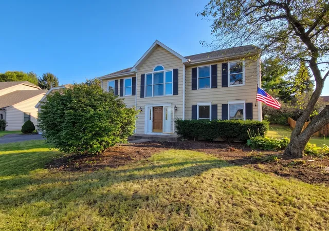 Photo 2 of Single family home for sale at 875 Crabtree Ln, Cary, IL 60013 | MLS# 12768860 | Listing updated on 2026-09-30