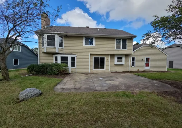 Photo 3 of Single family home for sale at 875 Crabtree Ln, Cary, IL 60013 | MLS# 12768860 | Listing updated on 2026-09-30