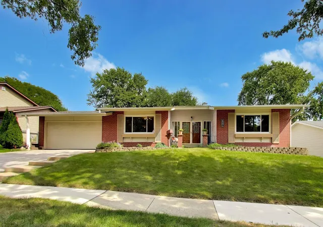Photo 1 of Single family home for sale at 6001 Ross Dr, Woodridge, IL 60517 | MLS# 12768875 | Listing updated on 2026-09-27
