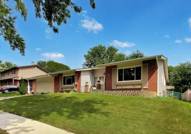 Photo 2 of Single family home for sale at 6001 Ross Dr, Woodridge, IL 60517 | MLS# 12768875 | Listing updated on 2026-09-27
