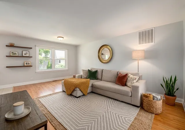 Photo 4 of Single family home for sale at 6001 Ross Dr, Woodridge, IL 60517 | MLS# 12768875 | Listing updated on 2026-09-27