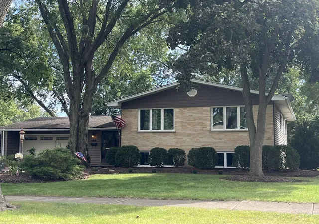 Photo 1 of Single family home for sale at 565 Maywood Ln, Lisle, IL 60532 | MLS# 12768882 | Listing updated on 2026-09-25