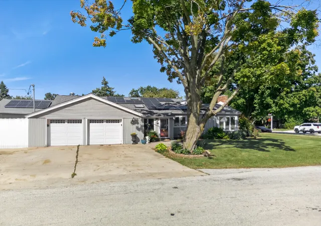 Photo 3 of Single family home for sale at 11258 S Oak Park Ave, Worth, IL 60482 | MLS# 12768910 | Listing updated on 2026-10-05