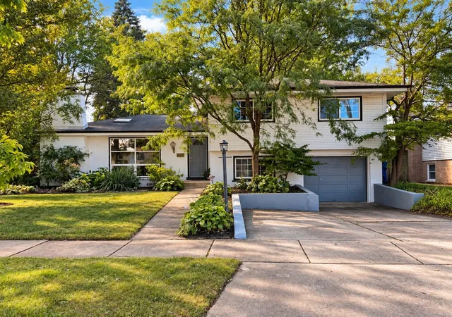 Photo 1 of Single family home for sale at 426 Amherst Ave, Des Plaines, IL 60016 | MLS# 12768921 | Listing updated on 2026-09-28
