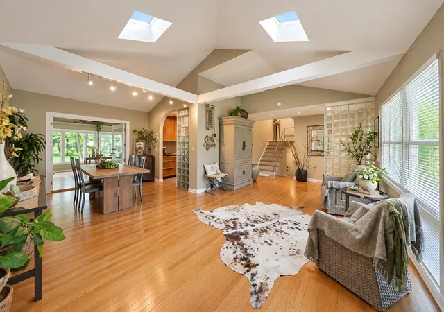 Photo 4 of Single family home for sale at 426 Amherst Ave, Des Plaines, IL 60016 | MLS# 12768921 | Listing updated on 2026-09-28
