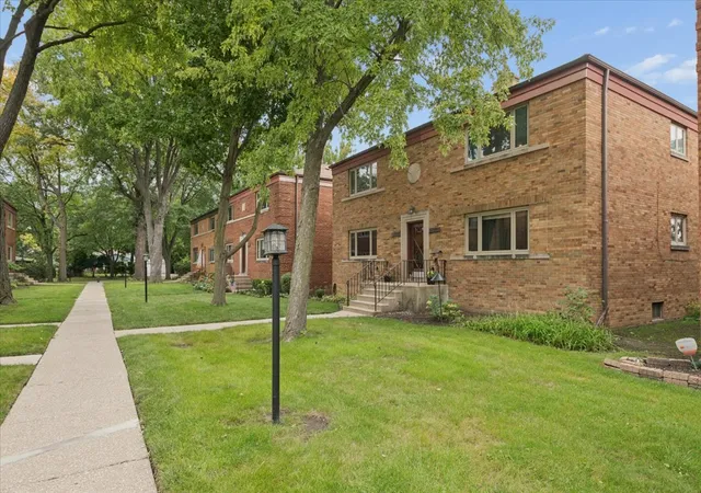 Listing Photo 2 - Condo for sale in building located at 8023 Lake St, River Forest, IL 60305 - Unit #2