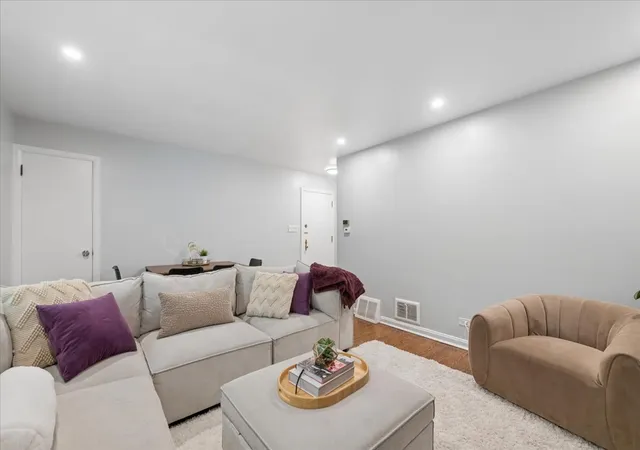 Listing Photo 4 - Condo for sale in building located at 8023 Lake St, River Forest, IL 60305 - Unit #2