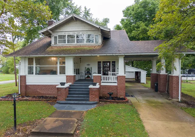 Photo 1 of Single family home for sale at 311 E Monroe Ave, Farina, IL 62838 | MLS# 12768981 | Listing updated on 2026-10-27
