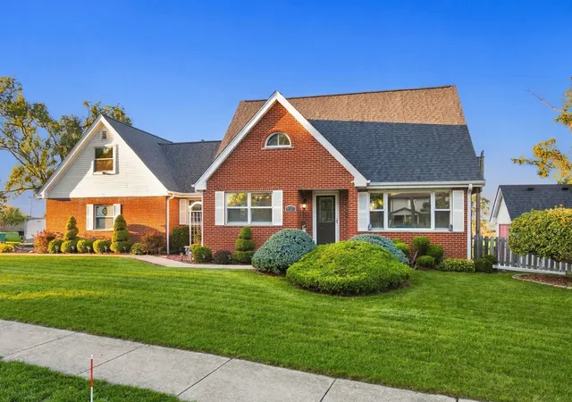Single family home for sale at 917 Mccarthy Rd, Lemont, IL 60439 | MLS# 12769005