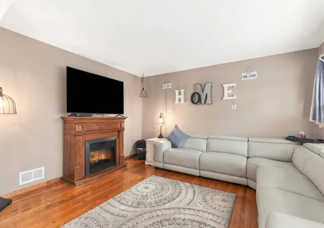 Photo 4 of Single family home for sale at 917 Mccarthy Rd, Lemont, IL 60439 | MLS# 12769005 | Listing updated on 2026-10-07