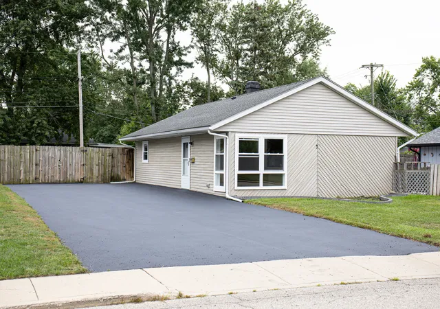 Photo 2 of Single family home for sale at 3 Walnut St, Carpentersville, IL 60110 | MLS# 12769012 | Listing updated on 2026-10-01