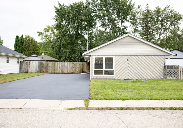 Photo 3 of Single family home for sale at 3 Walnut St, Carpentersville, IL 60110 | MLS# 12769012 | Listing updated on 2026-10-01