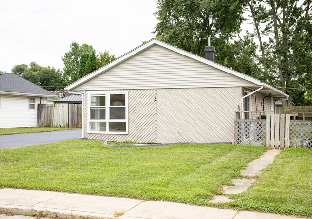Photo 3 of Single family home for sale at 3 Walnut St, Carpentersville, IL 60110 | MLS# 12769012 | Listing updated on 2026-10-01