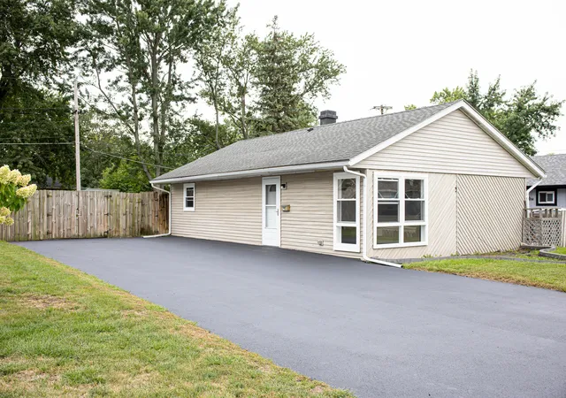 Photo 4 of Single family home for sale at 3 Walnut St, Carpentersville, IL 60110 | MLS# 12769012 | Listing updated on 2026-10-01