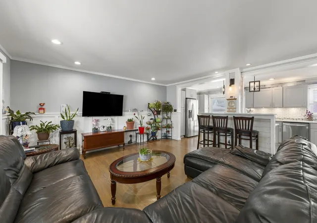 Photo 3 of Single family home for sale at 639 N Indiana St, Elmhurst, IL 60126 | MLS# 12769021 | Listing updated on 2026-09-25