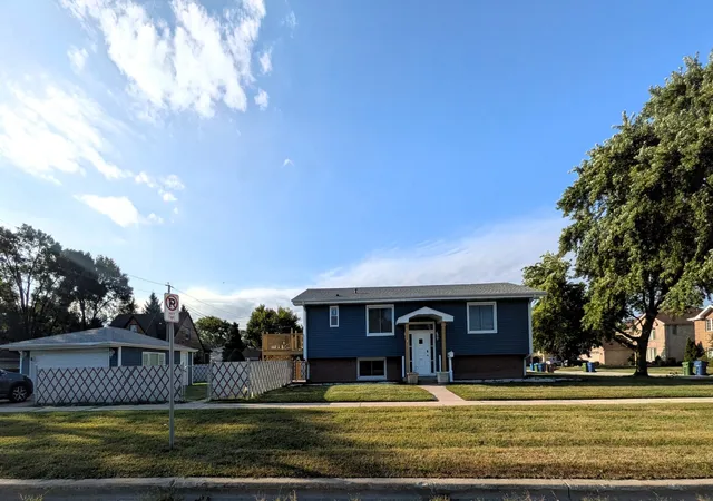 Photo 1 of Single family home for sale at 10301 Minnick Ave, Oak Lawn, IL 60453 | MLS# 12769023 | Listing updated on 2026-09-25