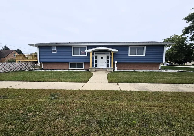 Single family home for sale at 10301 Minnick Ave, Oak Lawn, IL 60453 | MLS# 12769023