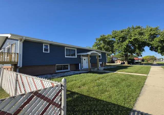 Photo 2 of Single family home for sale at 10301 Minnick Ave, Oak Lawn, IL 60453 | MLS# 12769023 | Listing updated on 2026-09-25