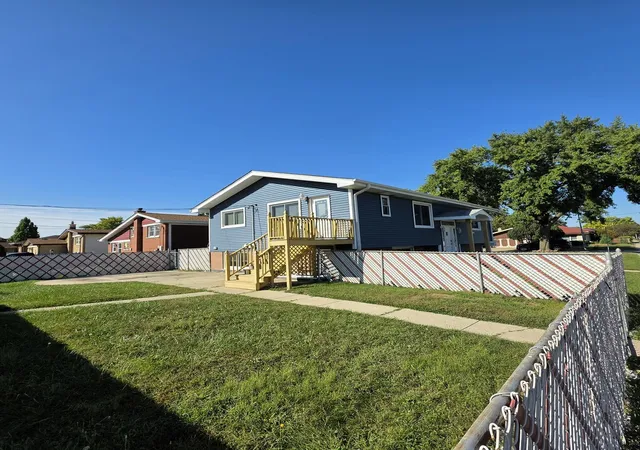 Photo 3 of Single family home for sale at 10301 Minnick Ave, Oak Lawn, IL 60453 | MLS# 12769023 | Listing updated on 2026-09-25