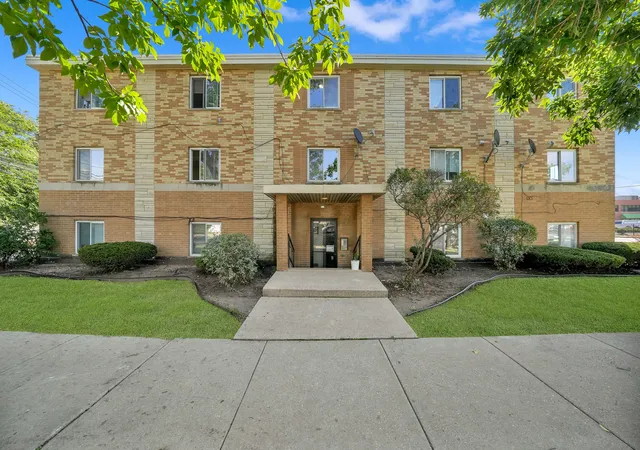 Listing Photo 1 - Condo for sale in building located at 5209 S Leclaire Ave, Chicago, IL 60638 - Unit #1A