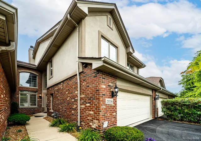 Photo 2 of Townhouse for sale at 21336 Settlers Pond Dr, Frankfort, IL 60423 | MLS# 12769054 | Listing updated on 2026-10-07