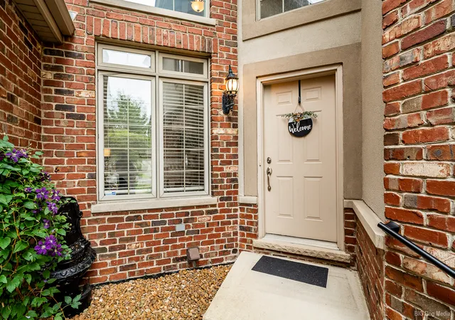 Photo 3 of Townhouse for sale at 21336 Settlers Pond Dr, Frankfort, IL 60423 | MLS# 12769054 | Listing updated on 2026-10-07