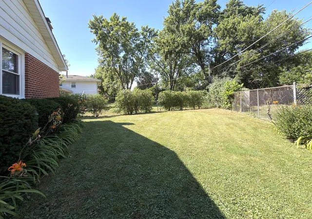 Photo 3 of Single family home for sale at 2022 E Woodview Dr, Mount Prospect, IL 60056 | MLS# 12769063 | Listing updated on 2026-09-25