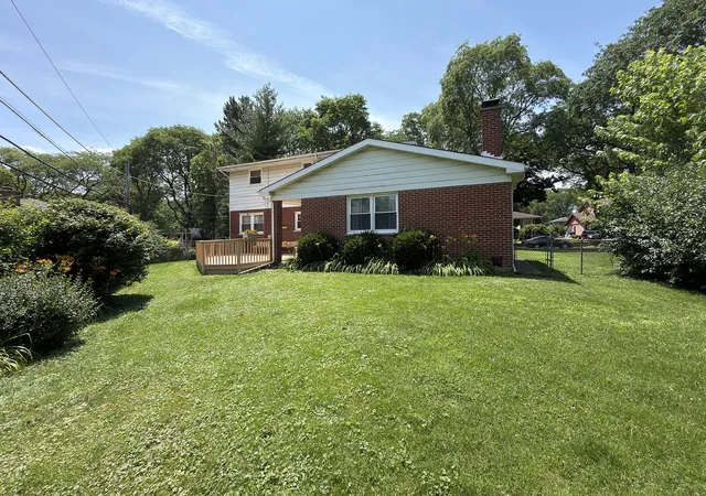 Photo 4 of Single family home for sale at 2022 E Woodview Dr, Mount Prospect, IL 60056 | MLS# 12769063 | Listing updated on 2026-09-25