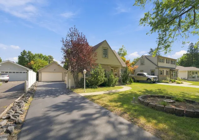 Photo 2 of Single family home for sale at 2115 Halsey Dr, Des Plaines, IL 60018 | MLS# 12769084 | Listing updated on 2026-10-01